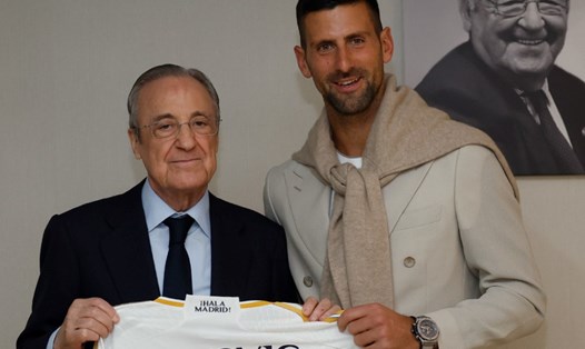 Novak Djokovic nhận áo đấu của Real Madrid từ Chủ tịch Florentino Perez. Ảnh: Real Madrid