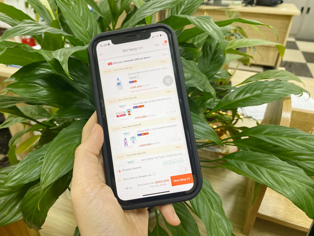Các sản phẩm làm đẹp mang lại doanh thu hơn 11 nghìn tỉ đồng cho các sàn thương mại điện tử tại Việt Nam. Ảnh: Anh Vũ
