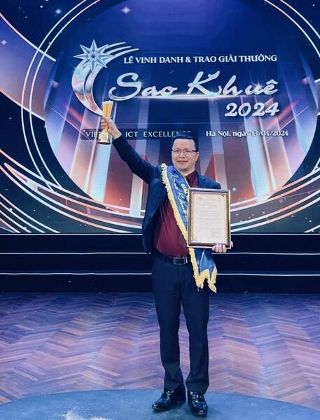 CEO Tony Vũ của job3s.vn đại diện nền tảng nhận giải thưởng Sao Khuê 2024. Ảnh: job3s.vn