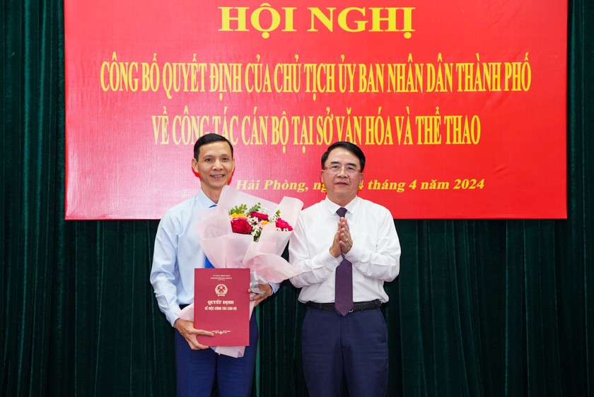 Phó Chủ tịch UBND TP Hải Phòng Lê Khắc Nam trao quyết định bổ nhiệm ông Đỗ Thanh Bình. Ảnh: Nguyên An  