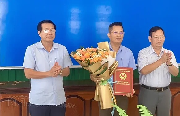 Phó Giám đốc Sở Công thương tỉnh Kiên Giang Lê Thanh Hải nhận quyết định bổ nhiệm. Ảnh: Thanh Nhã