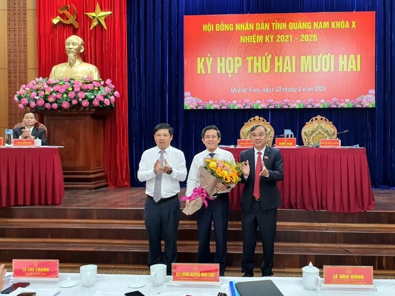 Lãnh đạo Tỉnh ủy và HĐND tỉnh Quảng Nam tặng hoa chúc mừng tân Phó Chủ tịch UBND tỉnh Trần Nam Hưng. Ảnh Hoàng Bin 