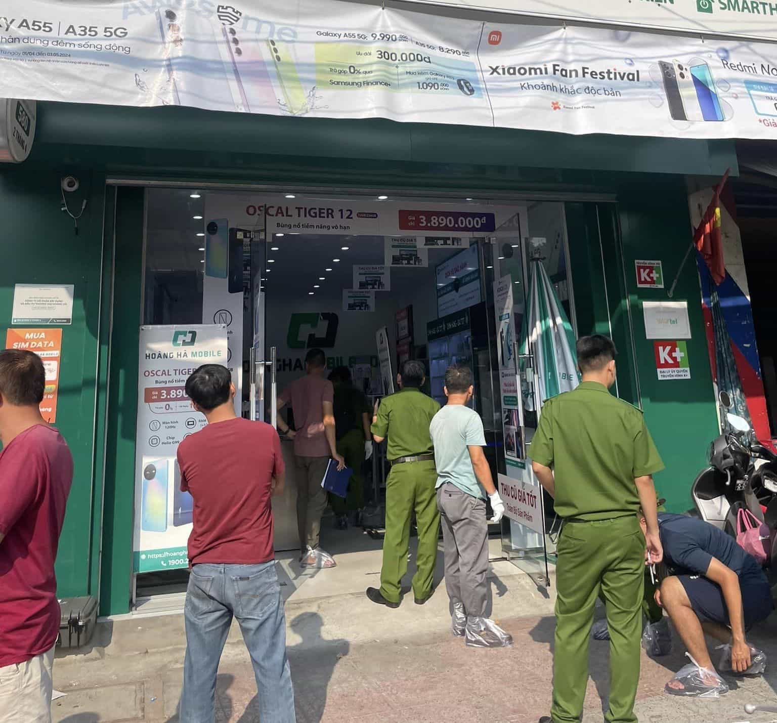 Công an có mặt tại cửa hàng Hoàng Hà Mobile sau khi tiếp nhận trình báo về vụ cướp xảy ra. Ảnh: Hữu Long