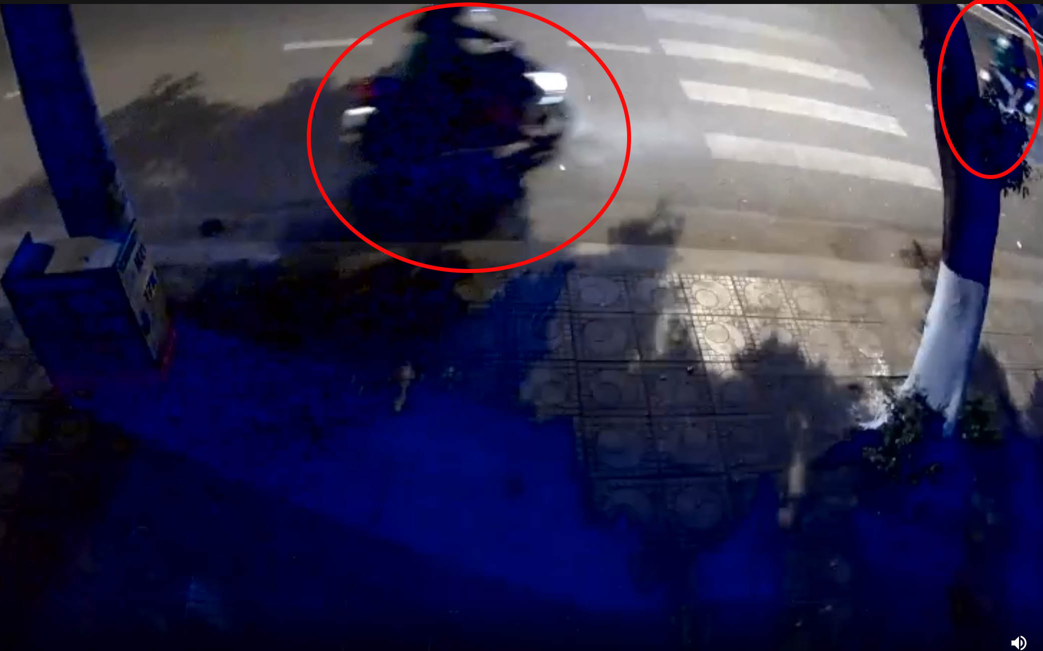 Theo hình ảnh camera của một căn nhà sát cửa hàng Hoàng Hà Mobie quay lại cho thấy, thời điểm 0h57 sáng 22.4, có 3 đối tượng nghi là người ngoại quốc, di chuyển trên 2 chiếc xe máy.