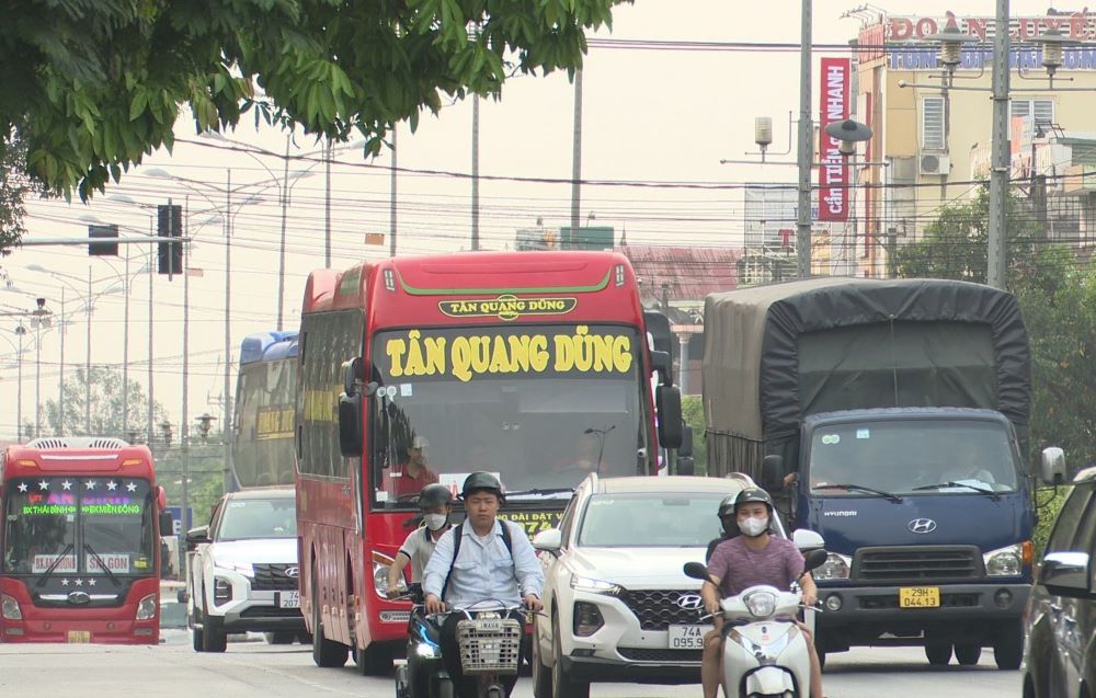 Xe khách, xe tải và các phương tiện lưu thông trên Quốc lộ 1 đoạn qua thành phố Đông Hà, tỉnh Quảng Trị. Ảnh: Hưng Thơ.