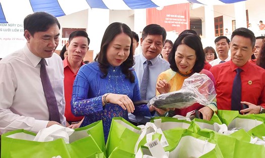 Quyền Chủ tịch nước Võ Thị Ánh Xuân tham quan chợ nhân đạo sau lễ phát động Tháng Nhân đạo cấp quốc gia năm 2024 tại tỉnh Điện Biên. Ảnh: Thanh Bình