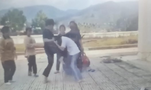 Sở Giáo dục và Đào tạo tỉnh Lâm Đồng vào cuộc xác minh clip hai nữ sinh ở huyện Đơn Dương đánh nhau. Ảnh cắt từ clip

