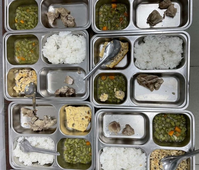 Hình ảnh bữa ăn bán trú mà phụ huynh phản ánh là không đảm bảo chất lượng. Ảnh: Phụ huynh cung cấp