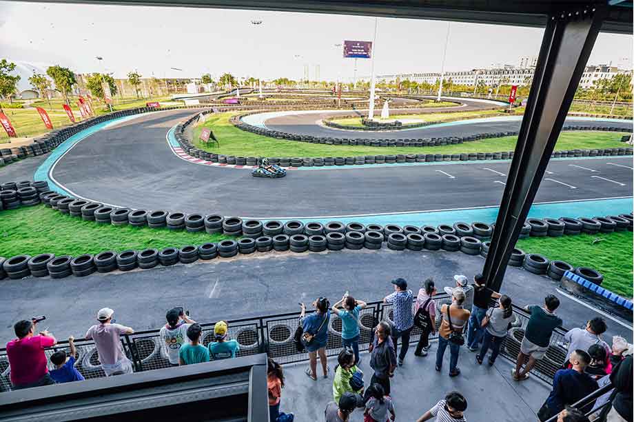 Du khách ưa mạo hiểm có thể trải nghiệm đường đua Go-kart tích hợp dài bậc nhất Đông Nam Á, bao gồm sân đua trong nhà dài 417 m và sân đua ngoài trời dài 923 m, với các loại xe điện, xe xăng hiện đại nhất, phù hợp với sở thích và trình độ của các tay đua. 