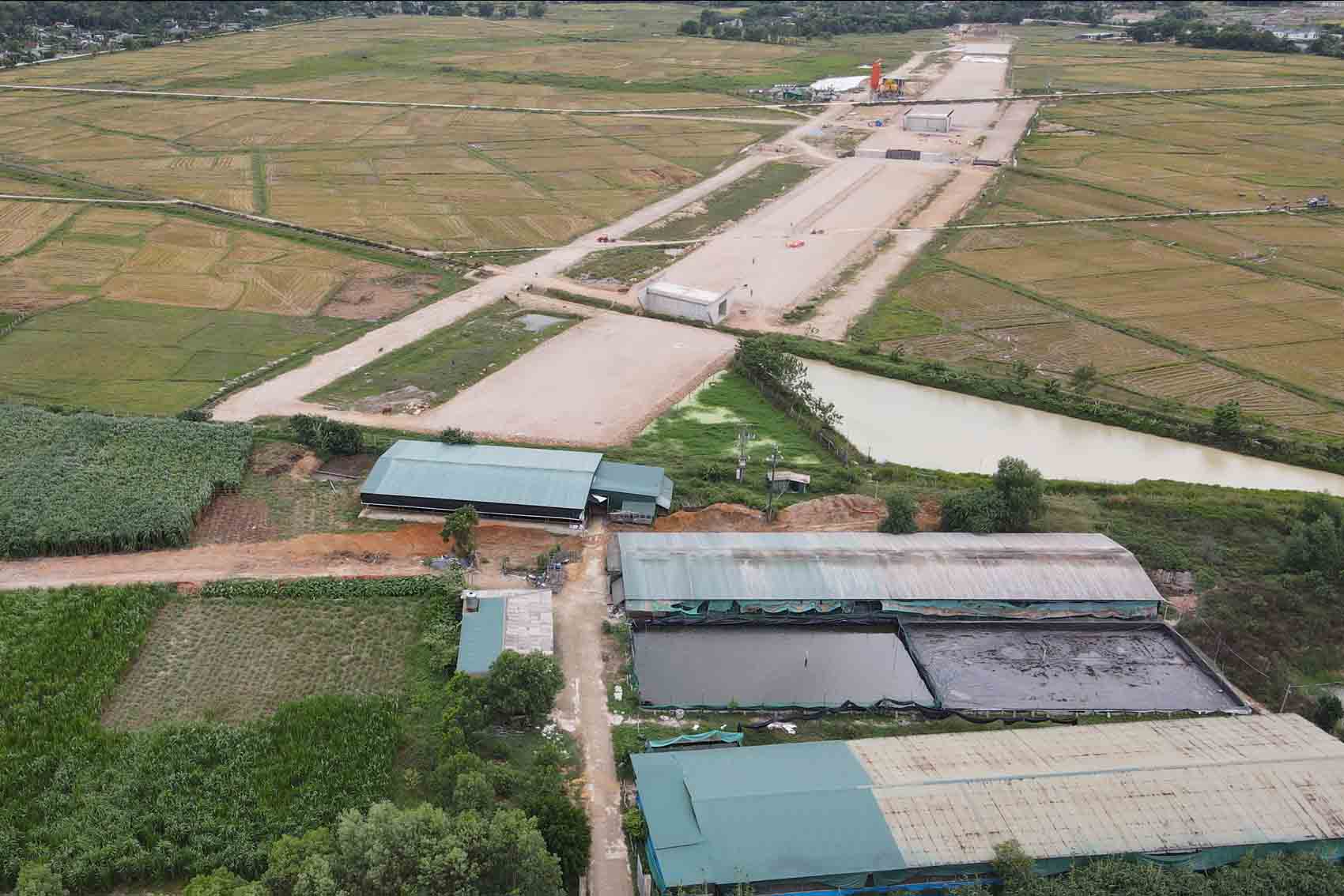 Trại lợn ở xã Việt Tiến đang vướng mắc cần giải phóng để bàn giao cho thi công cao tốc Bắc - Nam. Ảnh: Trần Tuấn.