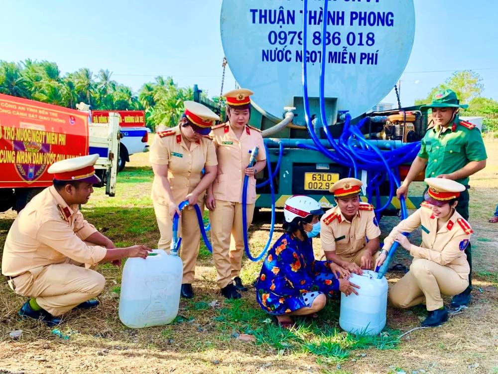 Lực lượng Công an tỉnh Bến Tre vận chuyển nước ngọt để hỗ trợ cho người dân ở huyện Bình Đại (tỉnh Bến Tre). Ảnh: Thành Nhân