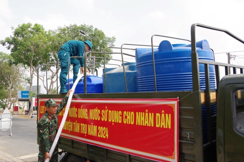 Ban chỉ huy Quân sự huyện Tân Trụ (tỉnh Long An) hỗ trợ cung cấp nước ngọt cho người dân ở trên địa bàn. Ảnh: An Long