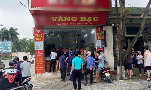Người dân hiếu kỳ xem vụ cướp tiệm vàng ở đường phường Dữu Lâu, TP Việt Trì. Ảnh: Người dân cung cấp.