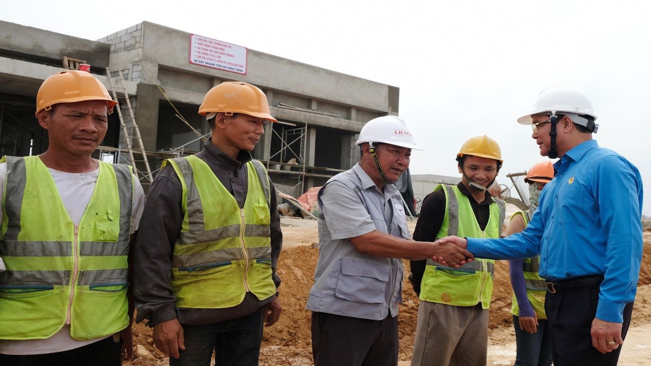 Chủ tịch Tổng LĐLĐ Việt Nam đánh giá cao sự đóng góp của đội ngũ kỹ sư, quản lý và các nhà thầu đã nỗ lực vì dự án lớn quốc gia. Ảnh: Xuân Hùng