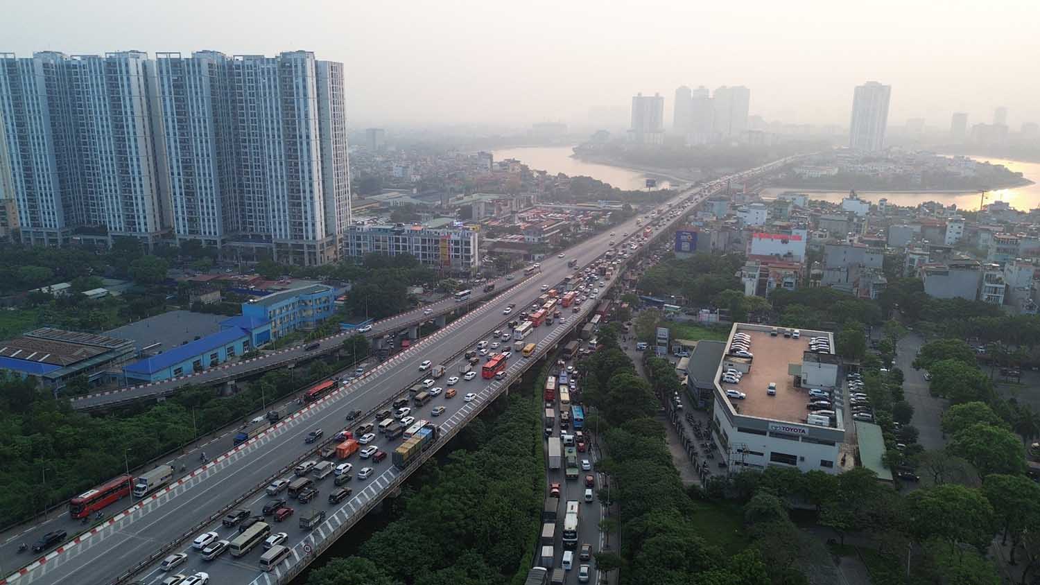 Trên đường Kinh Dương Vương đoạn vòng xoay An Lạc, quận Bình Tân, cửa ngõ đi các tỉnh miền Tây, hàng nghìn xe ùn ứ lúc 16h.