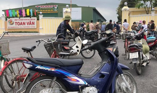Nhiều người dân ở xã Vũ Lạc, TP.Thái Bình tập trung trước cổng Công ty Toan Vân hôm 17.4 bày tỏ bức xúc sau sự cố rò rỉ khí NH3. Ảnh: Người dân cung cấp