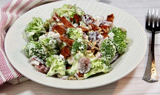 Salad bông cải xanh với nho đỏ sẽ là món ăn bổ dưỡng cho ngày hè. Ảnh: Quốc Chung