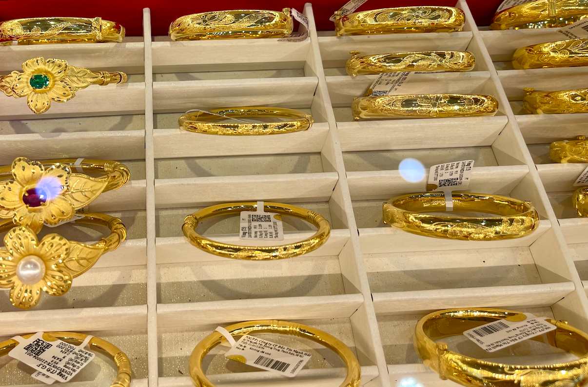 Giá vàng có thể giảm còn 2.000 USD/ounce vào cuối năm 2024. Ảnh: Khánh Minh