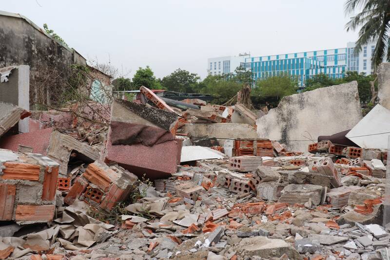 Trước đó, người dân tại phường Hòa Quý (quận Ngũ Hành Sơn, TP Đà Nẵng) đã tháo dở, bàn giao mặt bằng cho dự án làng đại học. Ảnh: Nguyễn Linh