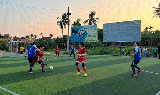 Công đoàn Khu kinh tế Dung Quất và các Khu công nghiệp Quảng Ngãi đang tổ chức Giải bóng đá mini nam - nữ truyền thống Quảng Ngãi lần thứ VI, năm 2024. Ảnh: Viên Nguyễn
