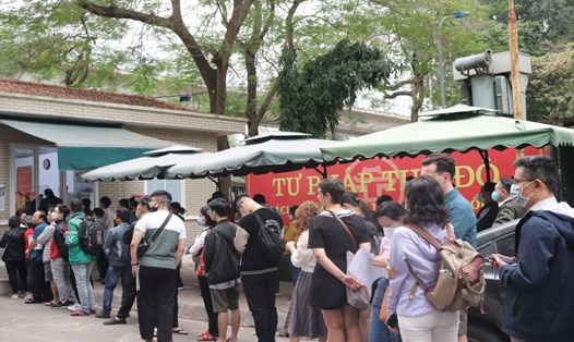 Người dân xếp hàng dài trước cổng Sở Tư pháp TP Hà Nội (ảnh chụp tháng 4.2023). Ảnh: Hoa Lệ