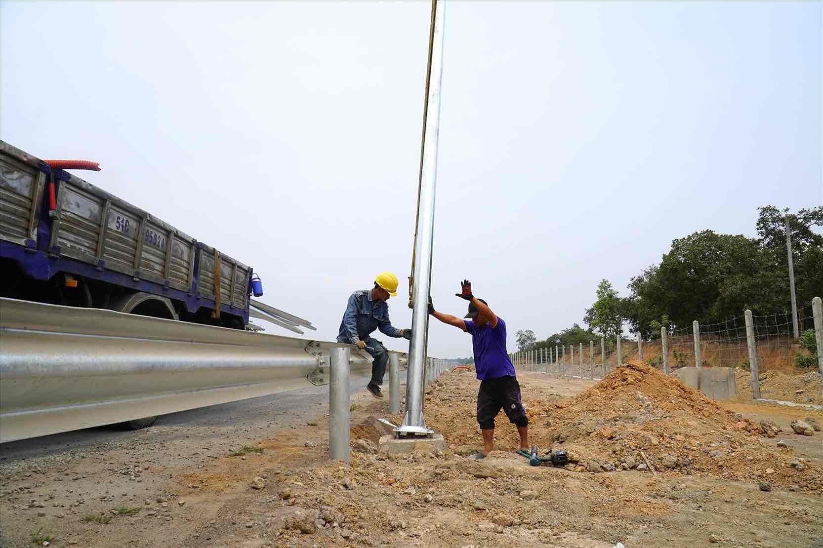 Thi công trên cao tốc Phan Thiết - Dầu Giây qua tỉnh Đồng Nai. Ảnh tư liệu: Hà Anh Chiến
