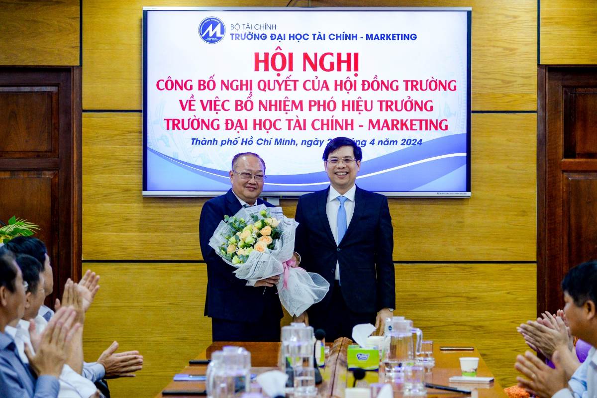 TS Phạm Quốc Việt (bìa trái) trong lễ bổ nhiệm. Ảnh: UFM