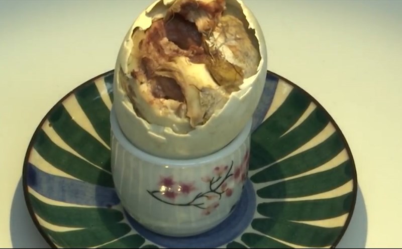 Trứng vịt lộn là món ăn không nhiều người nước ngoài dám thử ở Việt Nam. Ảnh: Kamr Local