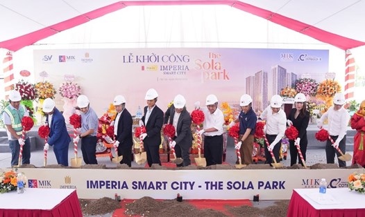 Đại diện Chủ đầu tư, Đơn vị phát triển dự án MIK Group và các đối tác tham gia nghi lễ khởi công phân khu The Sola Park, dự án Imperia Smart City giai đoạn 2.
