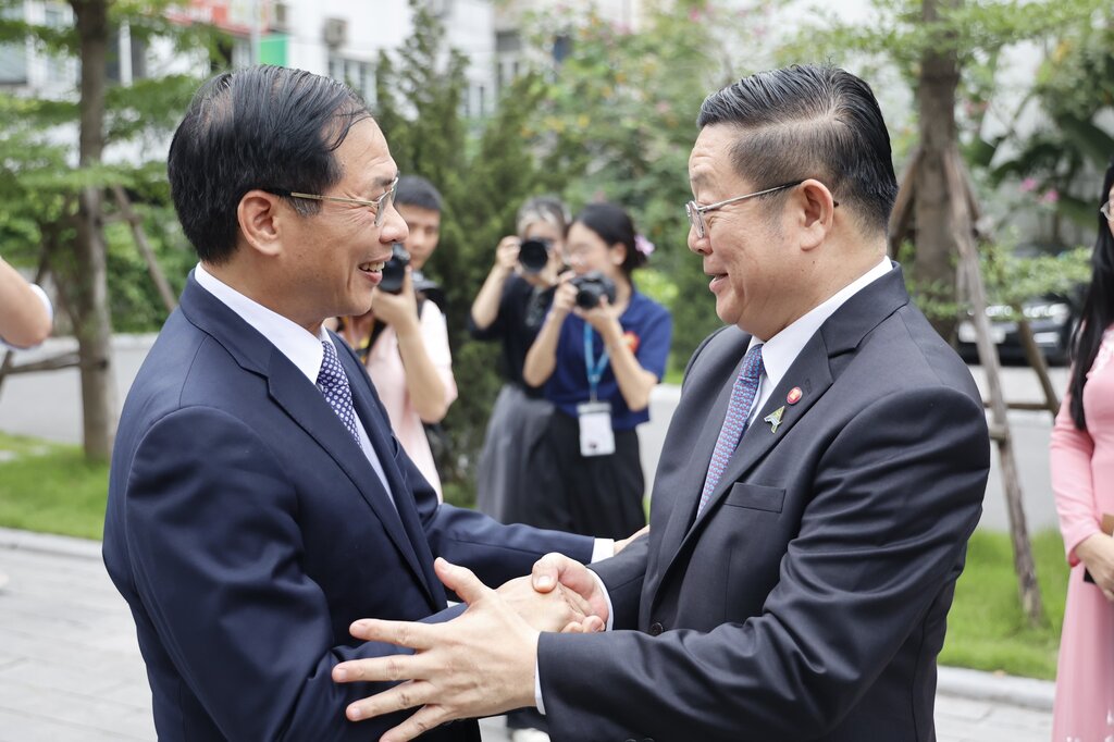 Bộ trưởng Ngoại giao Bùi Thanh Sơn và Tổng Thư ký ASEAN Kao Kim Hourn. Ảnh: Hải Nguyễn