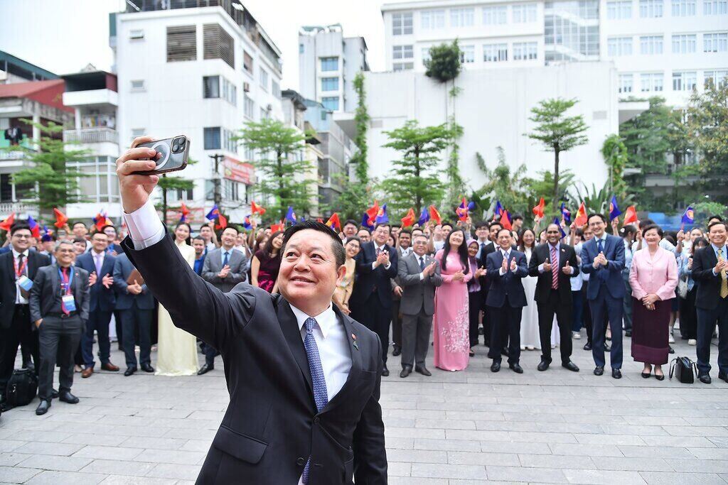Tổng Thư ký ASEAN Kao Kim Hourn chụp ảnh selfie cùng các đại biểu trong lễ khánh thành Quảng trường ASEAN. Ảnh: Hải Nguyễn