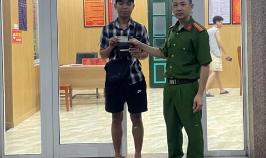 Người dân tại Hà Nội nhận lại chiếc ví bị thất lạc tại cơ quan công an. Ảnh: Dương Hiệp