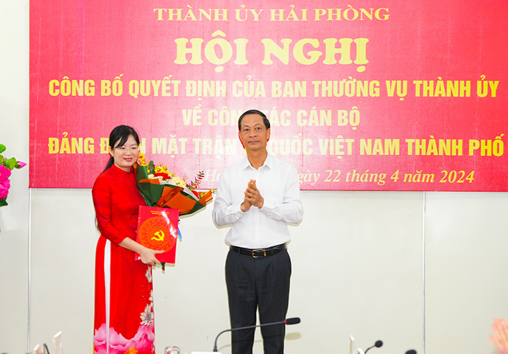 Phó Bí thư Thường trực Thành ủy Hải Phòng Đỗ Mạnh Hiến trao quyết định cho bà Nguyễn Thị Phương Thảo. Ảnh: Đàm Thanh