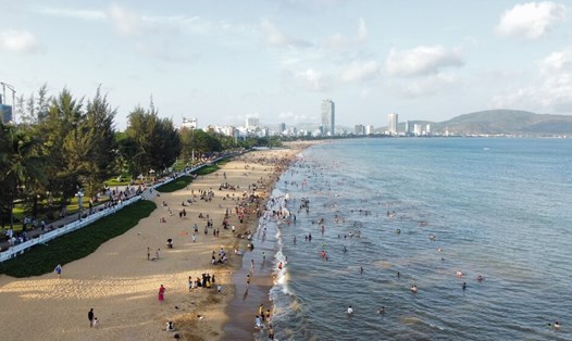 Người dân tắm biển Quy Nhơn (Bình Định). Ảnh: Hoài Luân