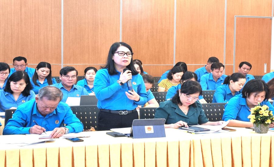 Bà Nguyễn Thị Như Ý - Chủ tịch LĐLĐ tỉnh Đồng Nai - đề nghị giảm số năm làm việc từ 20 năm xuống còn 10 năm đối với cán bộ CĐ chuyên trách để được tặng Kỷ niệm chương “Vì sự nghiệp xây dựng tổ chức Công đoàn”. Ảnh: Nam Dương