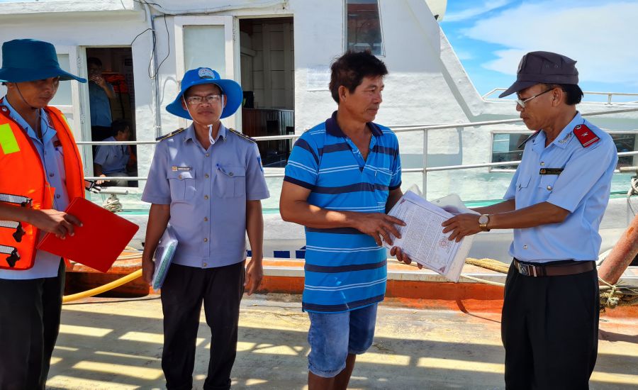 Kiểm tra hoạt động của ngư dân trên vùng biển Bạc Liêu. Ảnh: Nhật Hồ