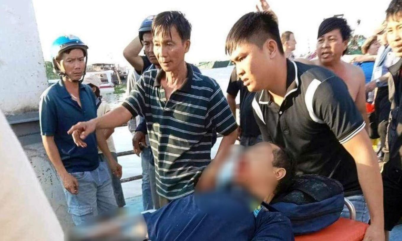 Người dân chuyển anh Ab Dol Ro Zak - hướng dẫn viên trên tàu du lịch lên bờ sau khi bị tai nạn trên sông Tiền. Ảnh: Người dân cung cấp 
