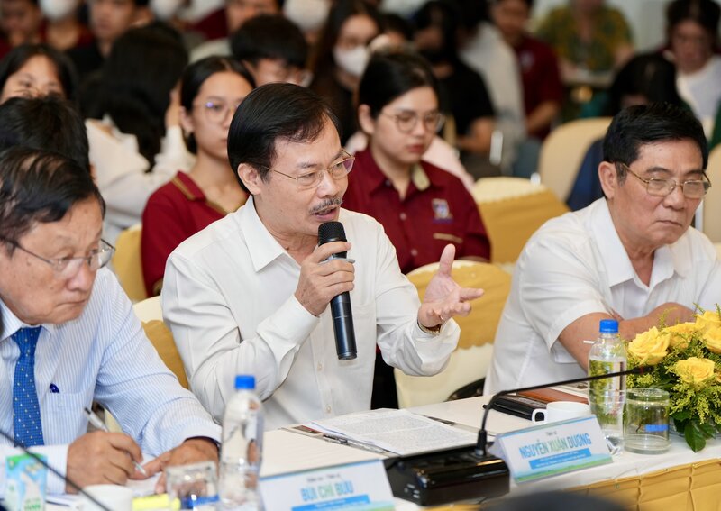 TS Nguyễn Xuân Dương (chính giữa) phát biểu tại tọa đàm. Ảnh Nutifood