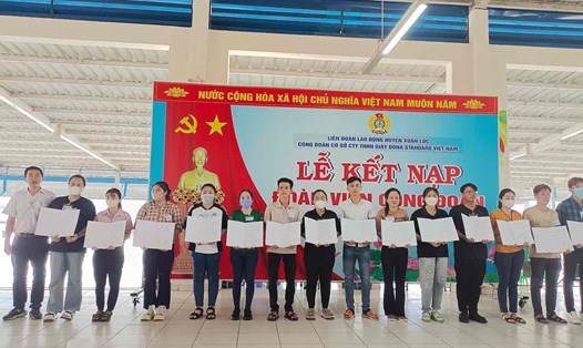 Kết nạp gần 200 đoàn viên công đoàn tại huyện Xuân Lộc nhân Tháng Công nhân ở Đồng Nai. Ảnh: HAC