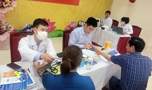 Lực lượng y tế tỉnh Quảng Ninh khám sức khỏe cho công nhân, người lao động địa bàn TP  Hạ Long. Ảnh: Cổng TTĐT Hạ Long