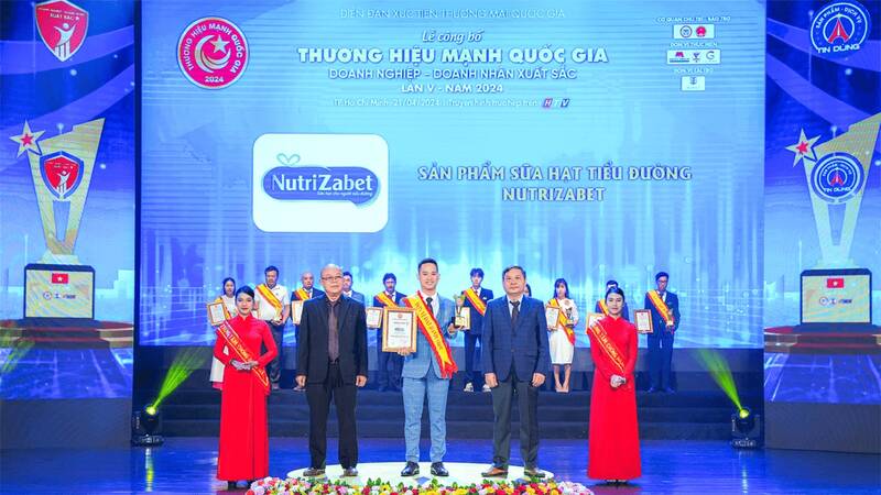 CEO Nguyễn Tâm - đại diện thương hiệu sữa hạt tiểu đường NutriZabet nhận giải thưởng. Ảnh: NutriZabet  