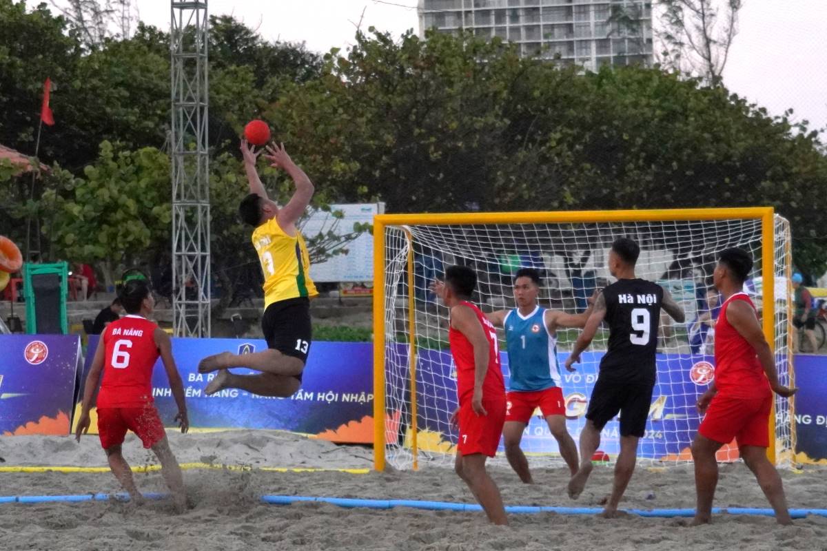 Trận đấu giữa Hà Nội và Đà Nẵng trên bãi biển Thùy Vân ngay sau lễ khai mạc. Ảnh: Thành An