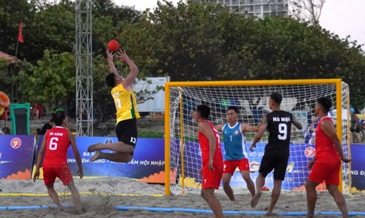 Trận đấu giữa Hà Nội và Đà Nẵng trên bãi biển Thùy Vân ngay sau lễ khai mạc. Ảnh: Thành An