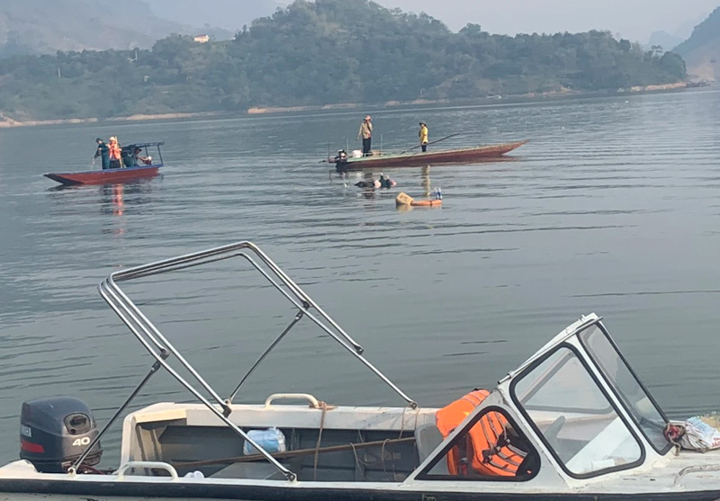 Lực lượng chức năng tìm kiếm thi thể nạn nhân vụ lật thuyền. Ảnh: Đơn vị cung cấp.