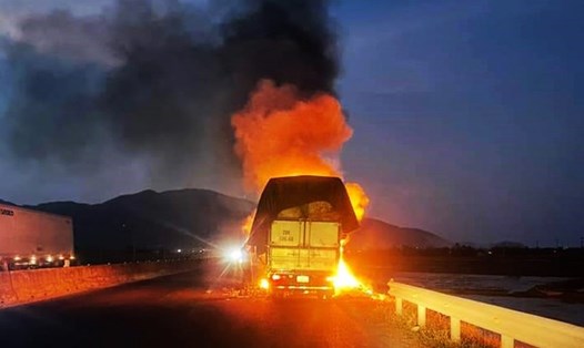 Xe tải chở phế liệu bốc cháy nghi ngút trên Quốc lộ 1 đoạn qua huyện Vạn Ninh tối 22.4. Ảnh: Phương Linh