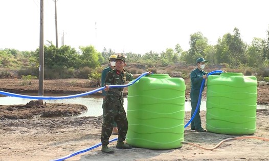 Tình trạng thiếu nước sinh hoạt chỉ xảy ra ở một số địa bàn đặc thù của Kiên Giang và đã có các lực lượng hỗ trợ mang nước đến cung cấp. Ảnh: Phương Vũ