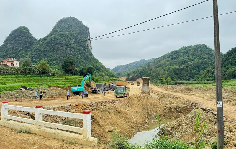 Tại Cao Bằng, trên 3/4 diện tích cần GPMB đã làm xong, nhà đầu tư đang chia 3 mũi thi công san gạt. Ảnh: Trần Thanh Việt.