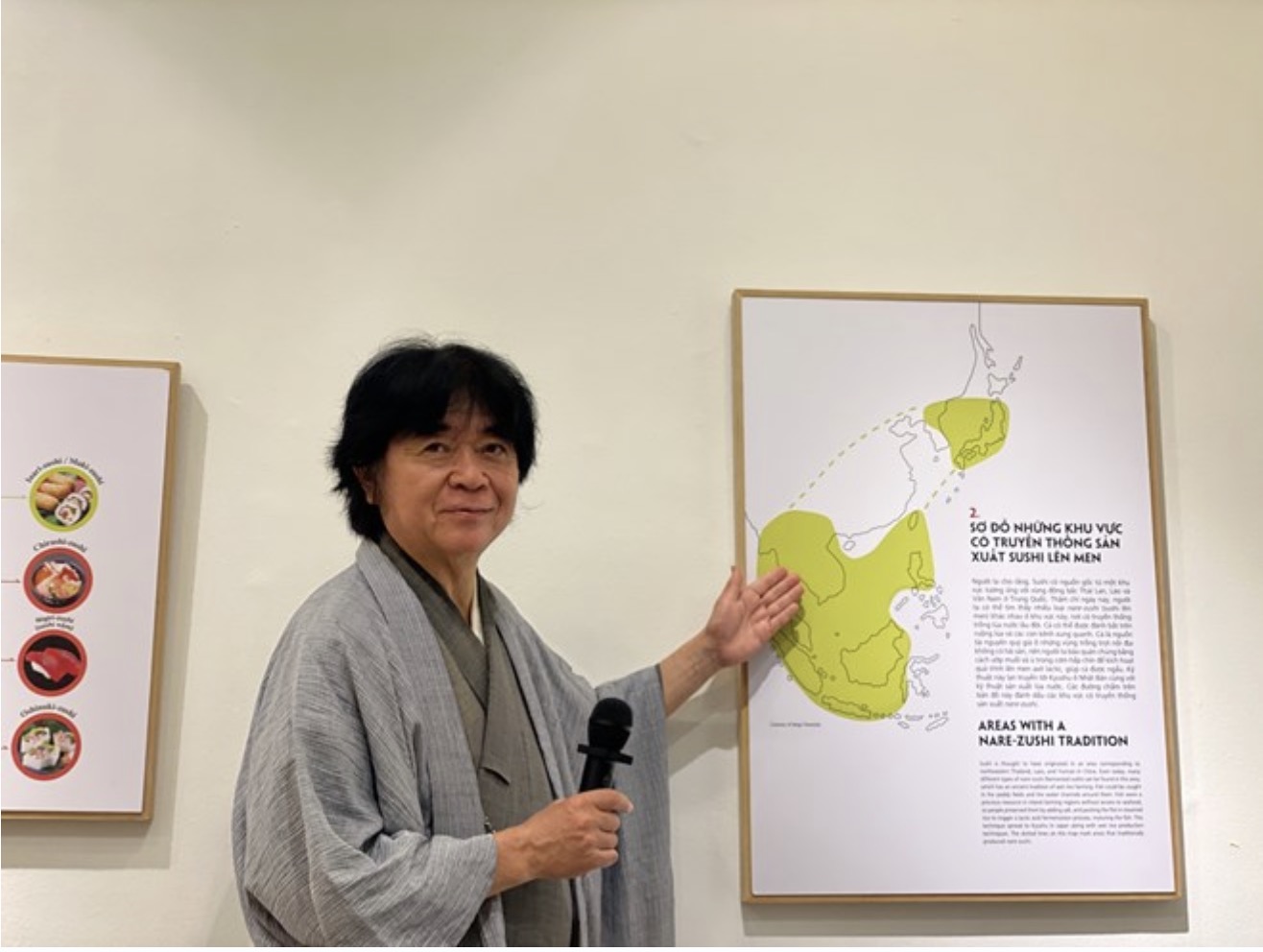Giáo sư Hibino Terutoshi, chuyên gia về sushi và giám tuyển triển lãm sushi, tại triển lãm "Tôi yêu sushi" ở Hà Nội ngày 21.4.2024. Ảnh: Anh Vũ
