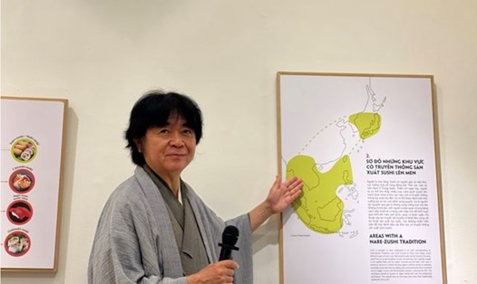 Giáo sư Hibino Terutoshi, chuyên gia về sushi và giám tuyển triển lãm sushi, tại triển lãm "Tôi yêu sushi" ở Hà Nội ngày 21.4.2024. Ảnh: Anh Vũ
