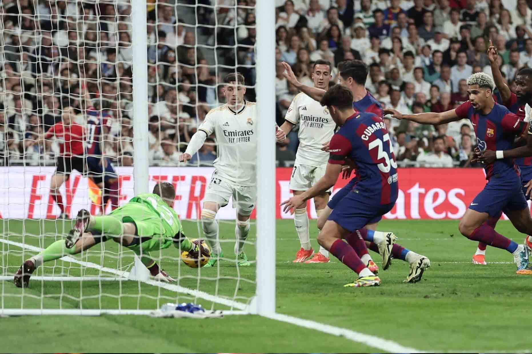 Tình huống khiến các fan Barcelona và chính Joan Laporta phải nổi điên. Ảnh chụp màn hình/AFP